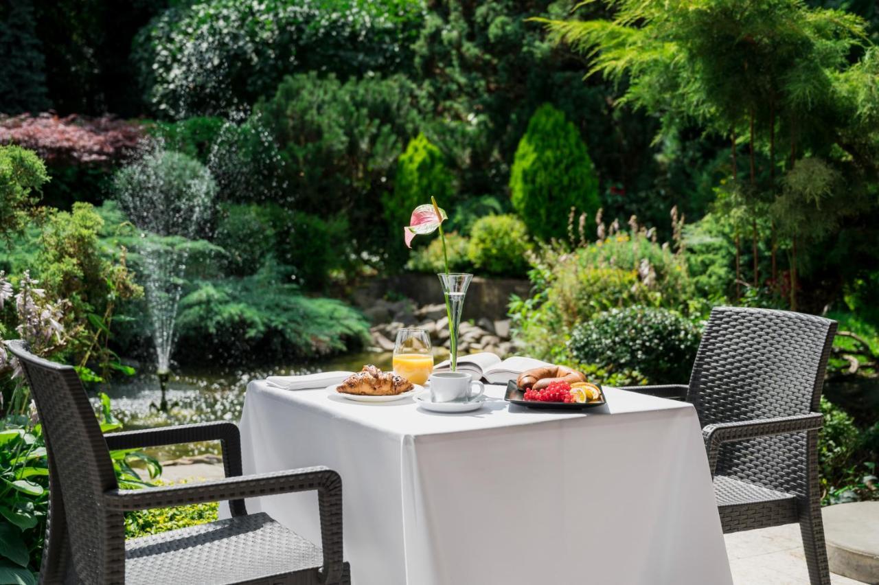 Booking Hotel & Spa Krakow Exterior photo The hotel's garden
