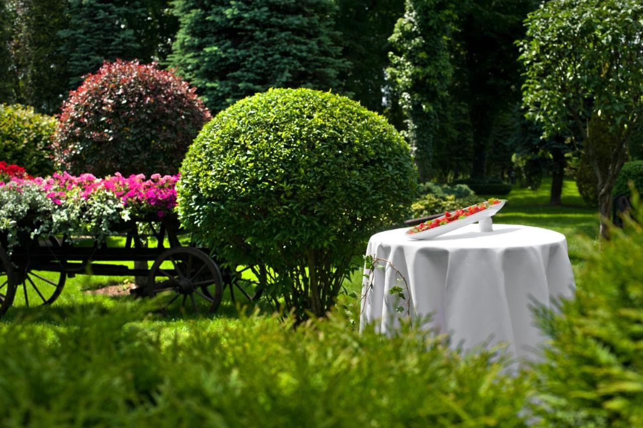 Booking Hotel & Spa Krakow Exterior photo The garden of the hotel