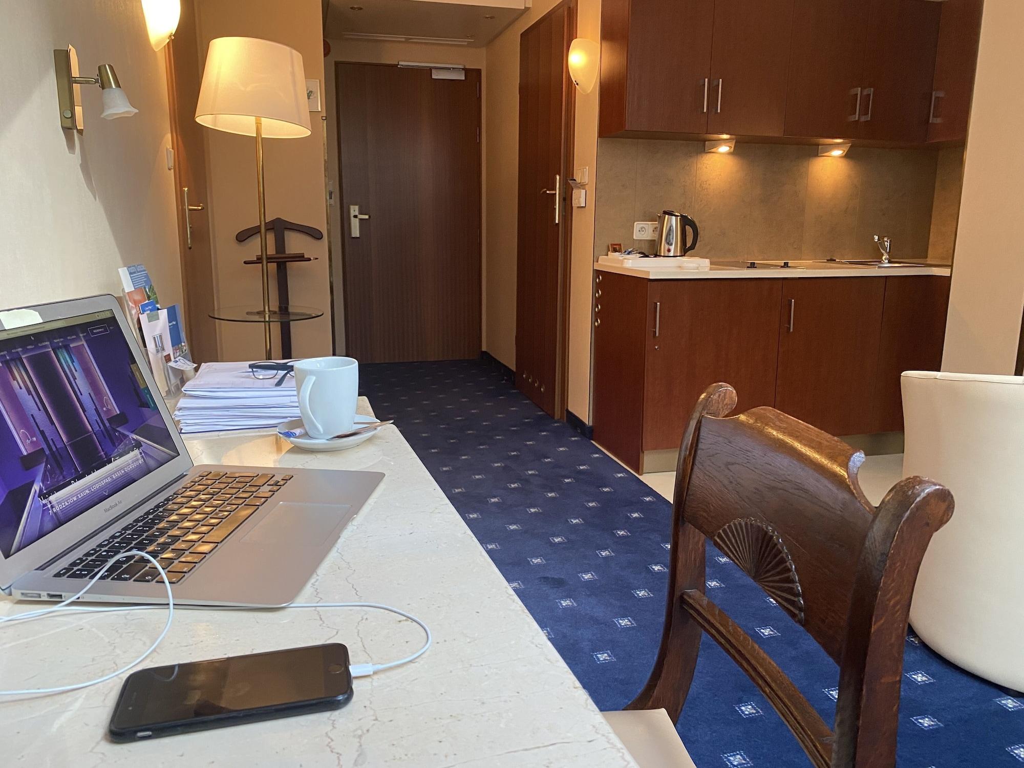 Booking Hotel & Spa Krakow Exterior photo A typical hotel room